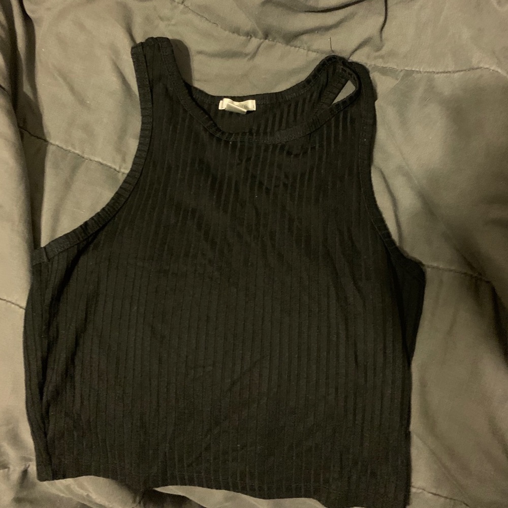 Black cropped tank. Ribbed pattern.